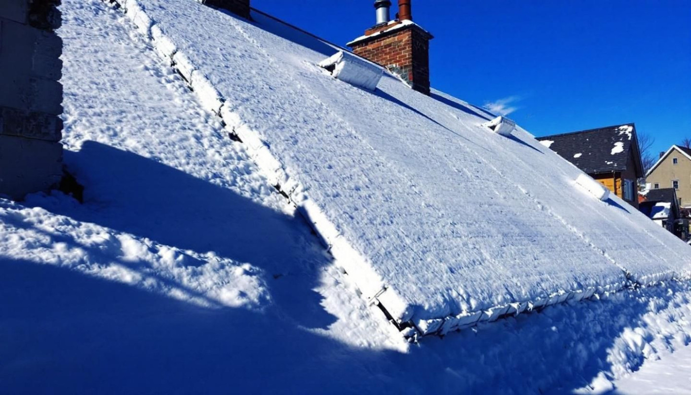 Wie beeinflusst die Dachform die Wahl des richtigen Schneefangsystems?
